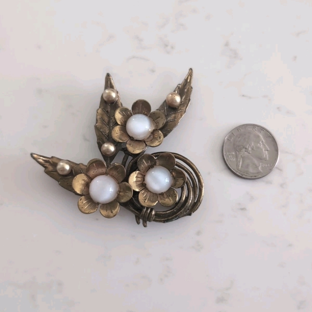 Vintage Gold Tone Floral Brooch Milk Glass Cabochon Faux Pearl Mid Century - Picture 5 of 6